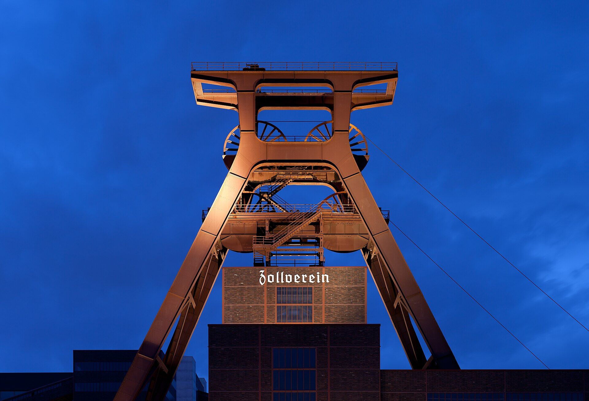 Fördergerüst Schacht XII des UNESCO-Welterbes Zollverein in der Abenddämmerung