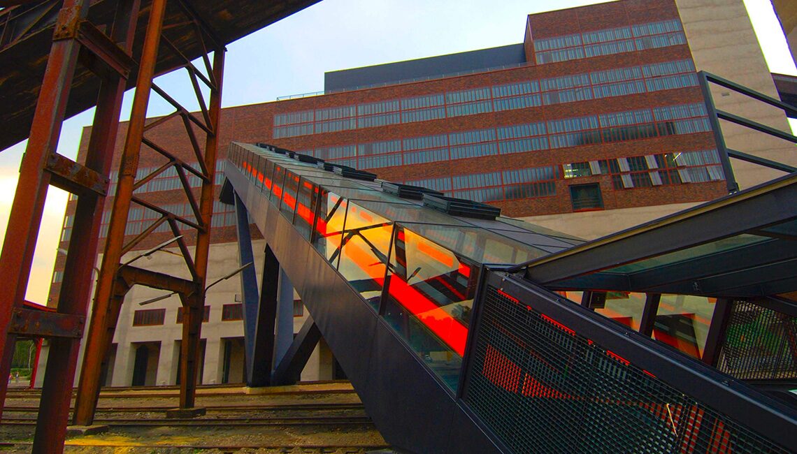 Die beleuchtete Rolltreppe zur Kohlenwäsche